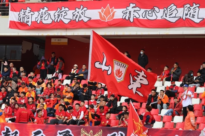 主場上萬名球迷的吶喊助威，給山東體彩女足征戰(zhàn)女超增添了能量與動力